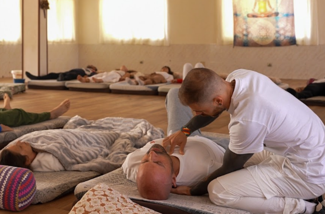 Facilitador sosteniendo ceremonia con plantas medicinales