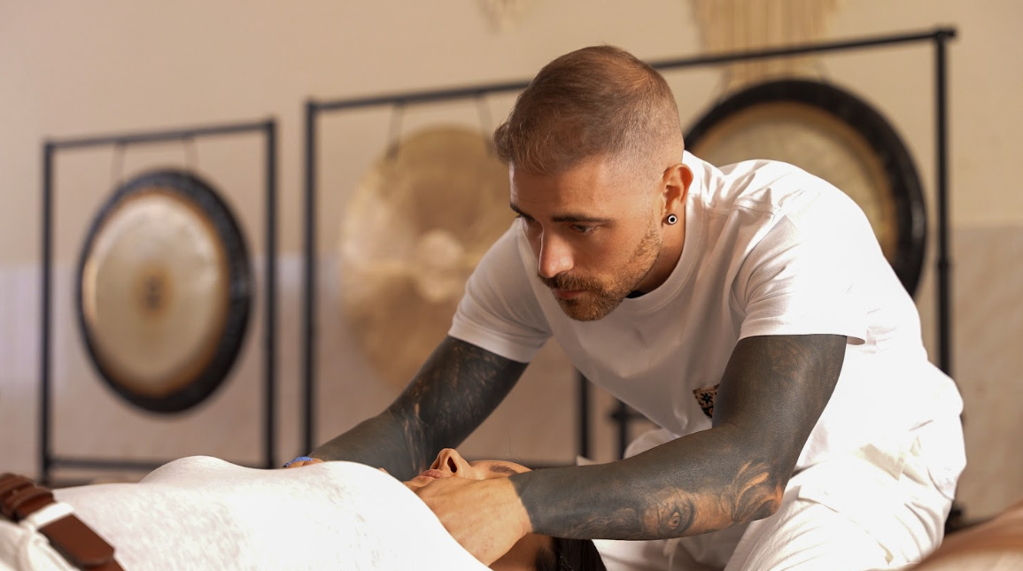 Guía acompañando una ceremonia de sanación energética