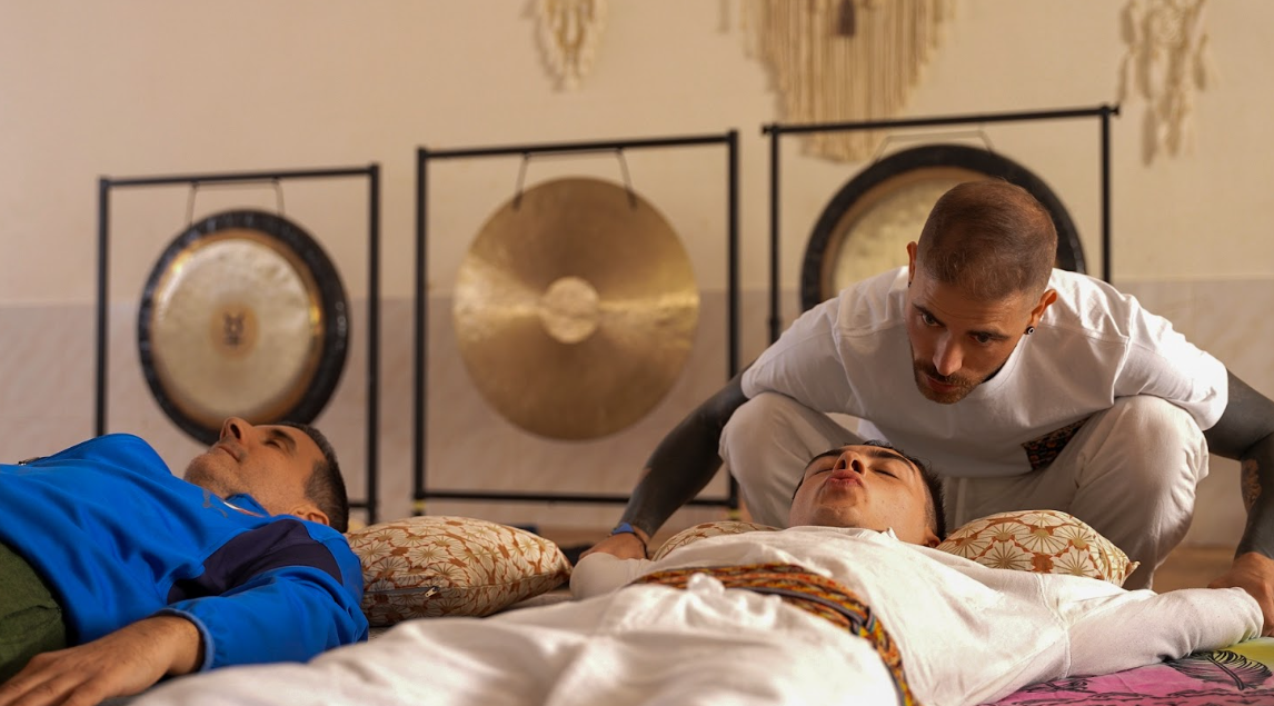 Guía espiritual dando la bienvenida al retiro